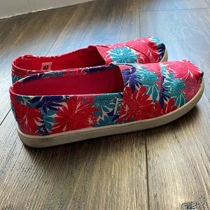 TOMS slip-ons - pink tropical floral - womens 7 / youth 5